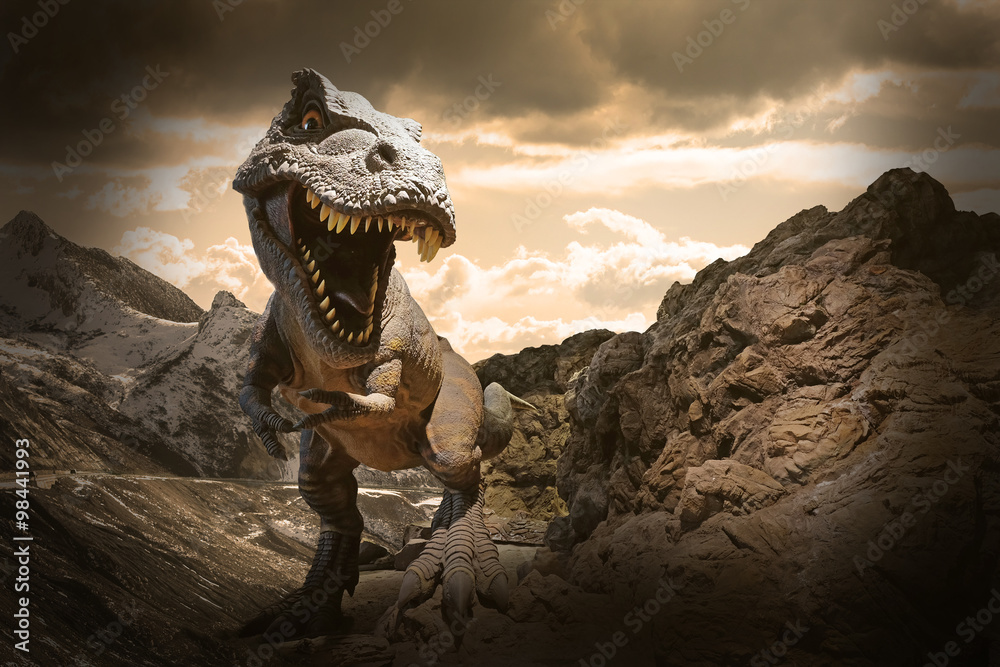 Fototapeta premium Model dinozaurów na tle górskich skał