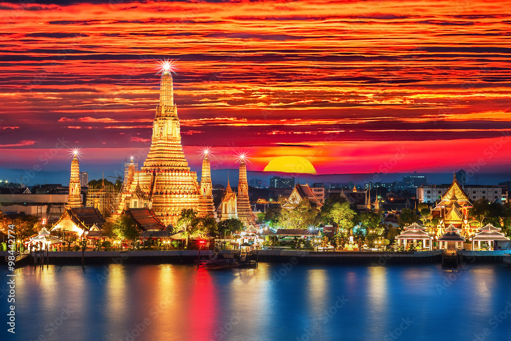 Obraz premium Wat Arun Night View Temple w Bangkoku w Tajlandii.