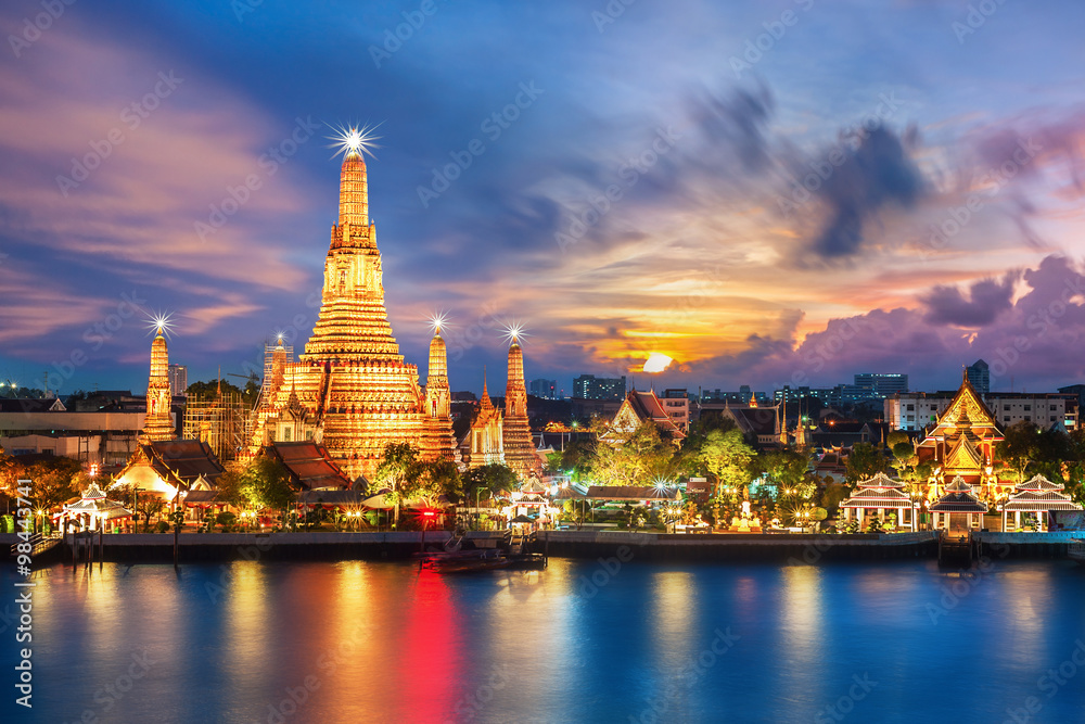 Wat Arun night view Temple in bangkok, Thailand.. - obrazy, fototapety, plakaty 