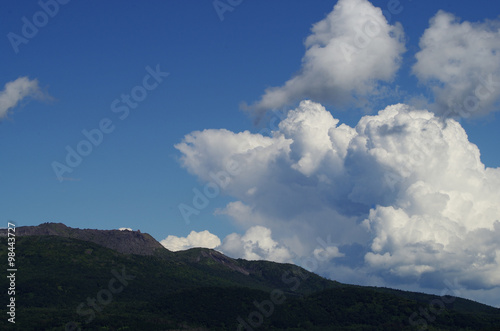 積乱雲と夏の山