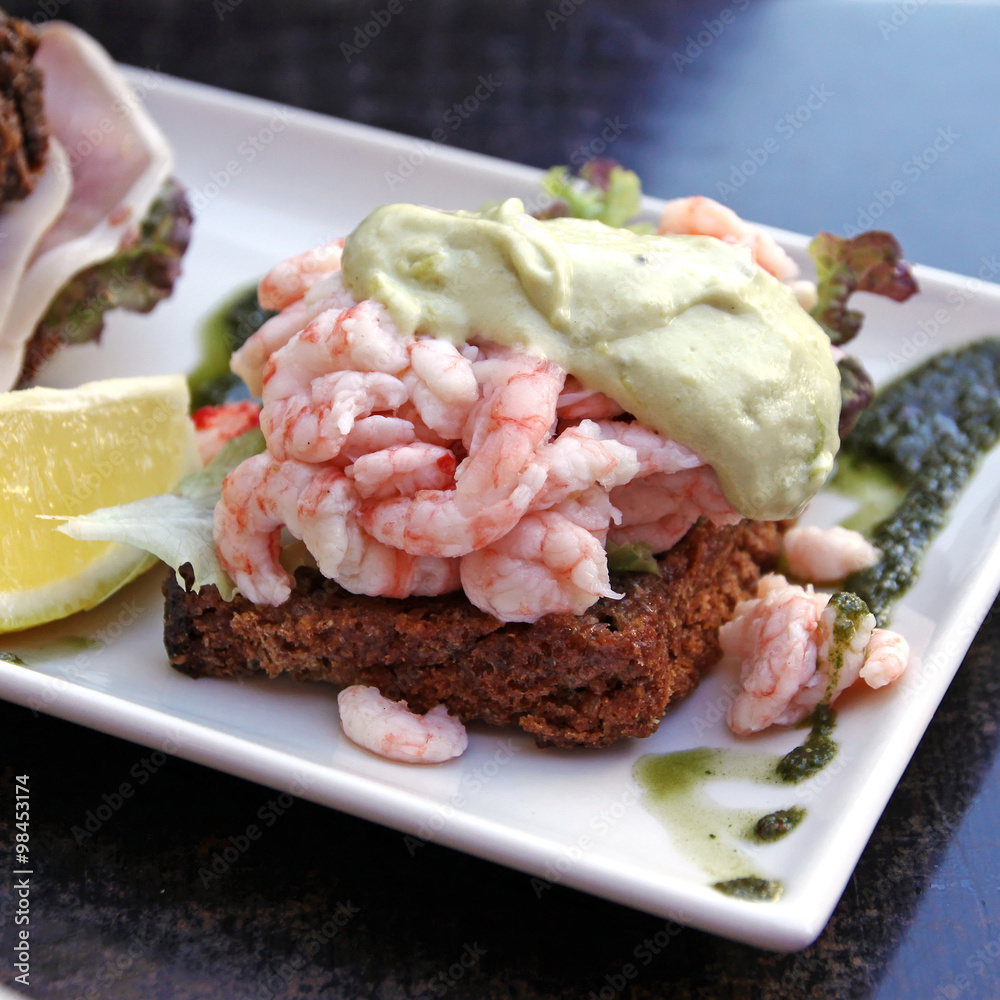 smörrebröd mit krabben und guacamole Stock Photo | Adobe Stock