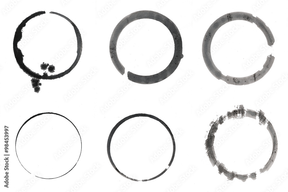 Naklejka Odcisk pierścienie koła wykonane z tuszu / tuszu: utworzone przez tusz na papierze. Jako wycięcie na biały. Może być używany jako tło, struktura, końcówka pędzla itp.