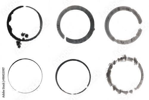 Abdruck Ringe Kreise aus Tusche/Tinte: Erzeugt durch Tusche auf Papier. Als Freisteller auf Weiß. Kann als Hintergrund, Struktur, Pinselspitze, etc. verwendet werden.