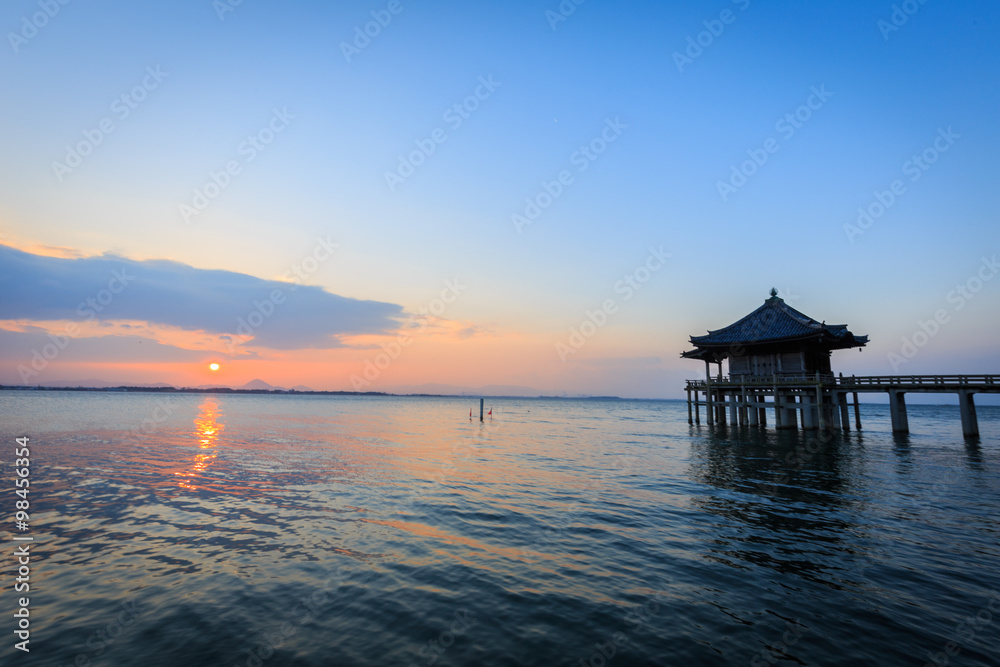 琵琶湖の朝日と浮御堂