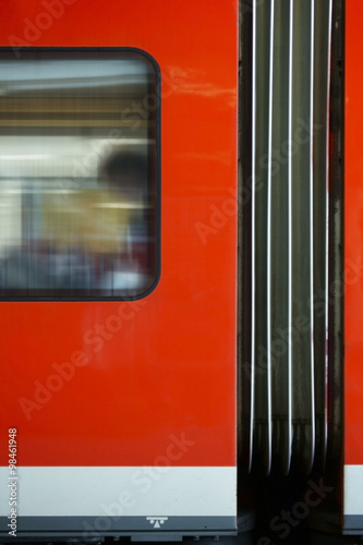 Zug Außenkarosse / Die Außenkarosse eines Zuges mit Schalldämpfern und Puffern 