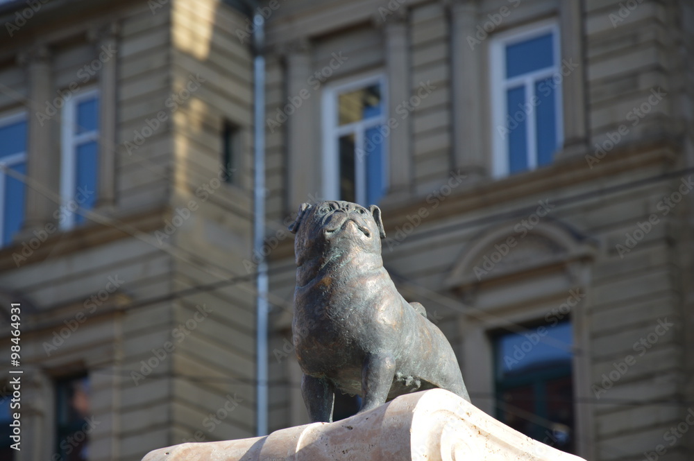 Loriot-Denkmal - Mops aus Bronze in Stuttgart