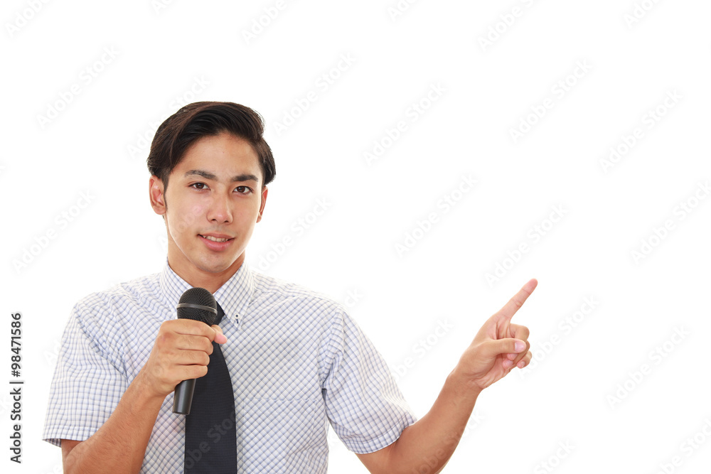 プレゼン中の笑顔のビジネスマン