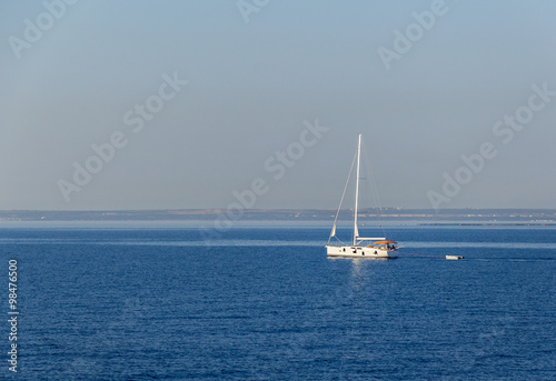 Segelboot vor der Küste © filmbildfabrik