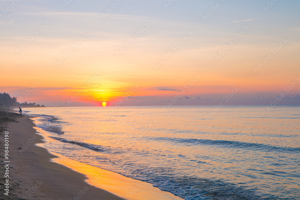 Obraz premium Beautiful sunrise and colorful sky at Rayong, Thailand