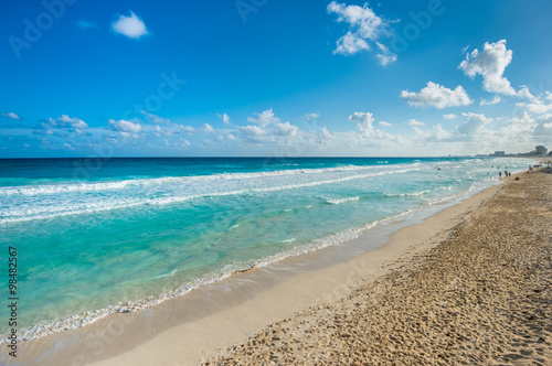 Fototapeta Naklejka Na Ścianę i Meble -  Perfect sandy Caribbean beach with blue water to the horizon in Cancun, Mexico