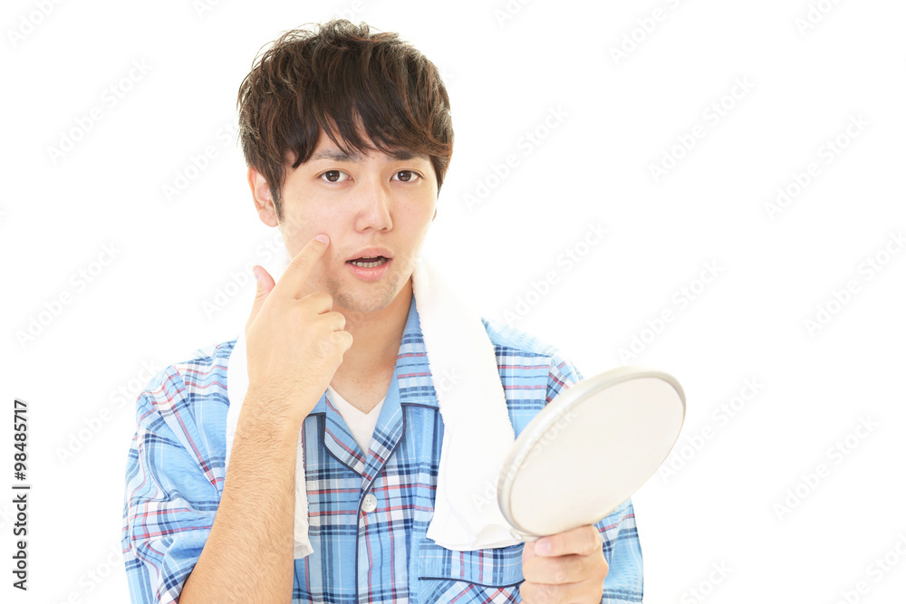 手鏡を持つ男性