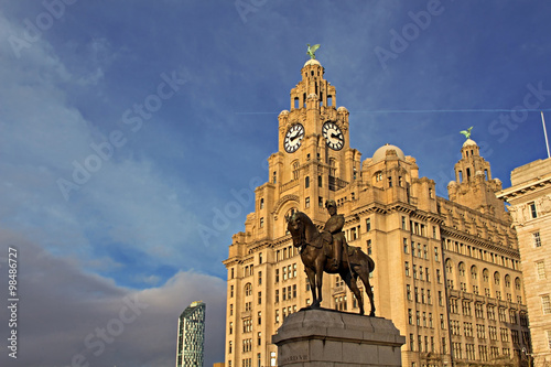 Photo Royal Liver Building in Liverpool UK, one of the world's most famous skylines