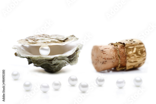 Auster mit Perlen und sektkorken