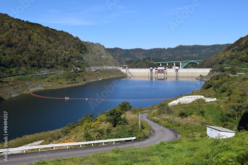 ダム湖百選・寒河江ダムと月山湖／山形県西川町にある、県内最大のダムを撮影した写真です。ダムによって形成された人造湖は、月山より名を取って月山湖（がっさんこ）と命名され、財団法人ダム水源地環境整備センターが選定する、ダム湖百選に選ばれています。