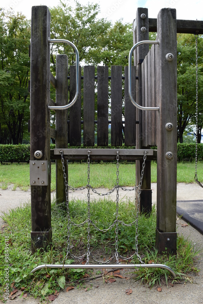 木製の遊具／山形県庄内地方の総合運動公園で、木製の遊具を撮影した写真です。