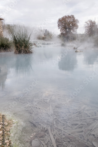  Particolare delle sorgenti di acque termali sulfuree calde liberamente fruibili dell’area di Saturnia © vpardi