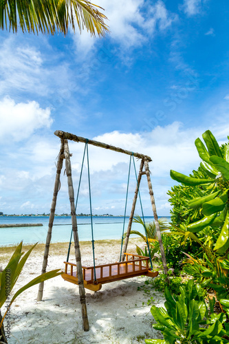 eine Hollywoodschaukel auf einer Insel auf den Malediven