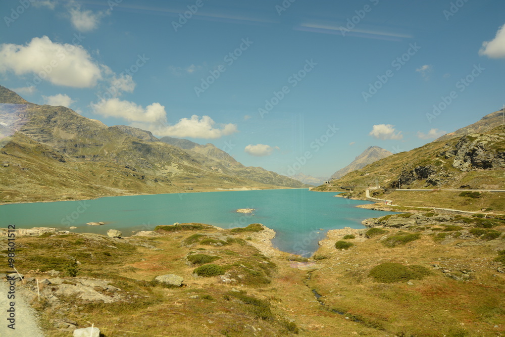 Obraz premium lago alimentato da ghiacciaio passo del bernina svizzera