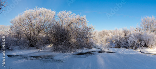 зимняя панорама морозным днем возле ручья с деревьями в снегу, Россия, Урал 