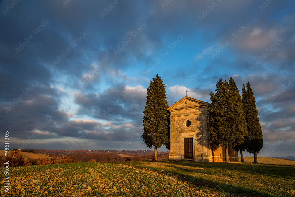 Fototapeta premium Val d'Orcia chiesa di Vitaleta siena