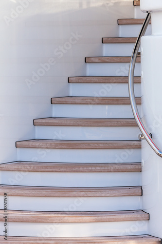 Photo wooden stairs up on sundeck of the luxury yacht