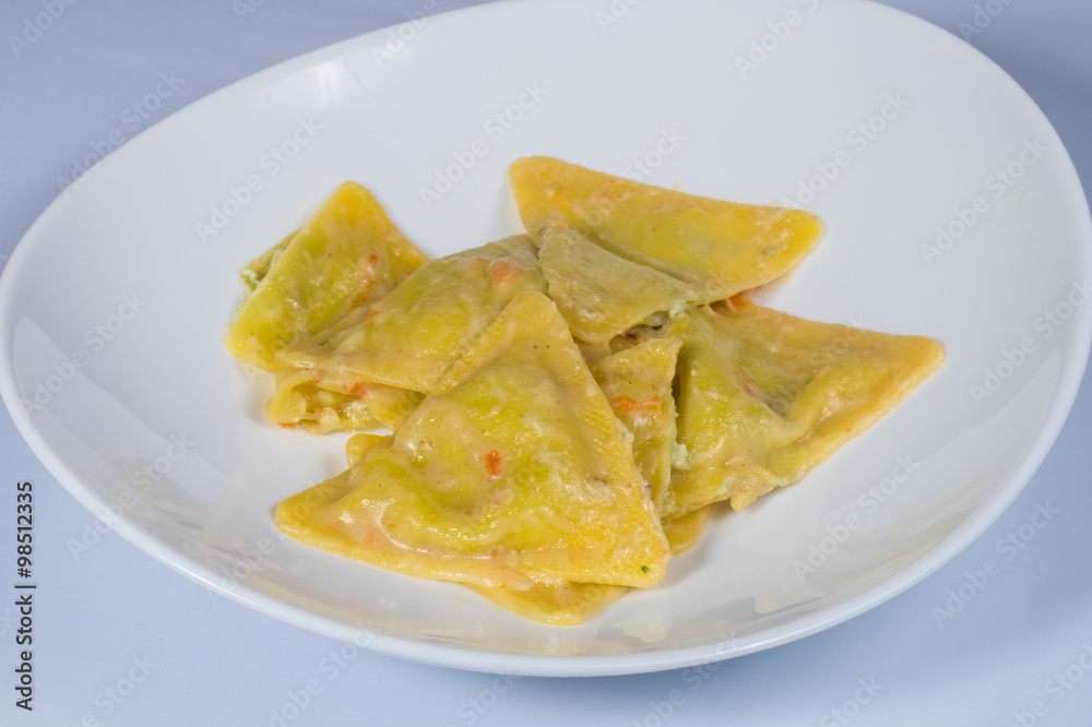 Ravioli ripieni di carciofi su piatto in primo piano, primo piatto, pasta italiana, pasta fresca Ravioli ripieni di carciofi su piatto in primo piano, primo piatto, pasta italiana, pasta fresca