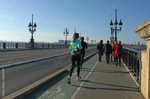 Joggeurs sur le pont de Pierre à Bordeaux