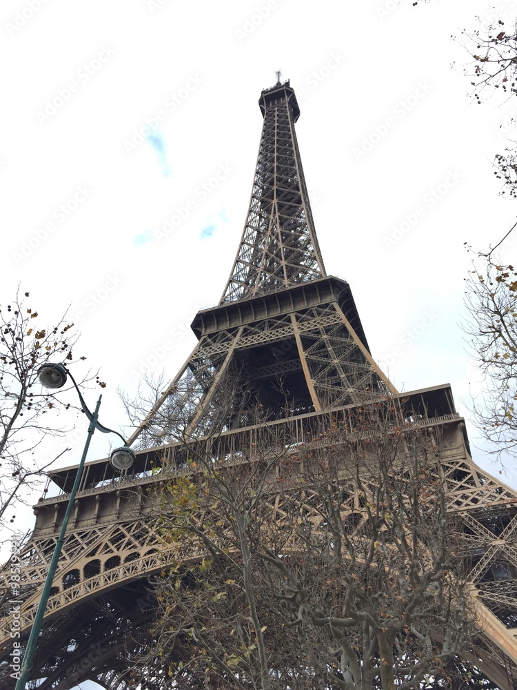 Torre Eiffel dal basso, Parigi, Francia
