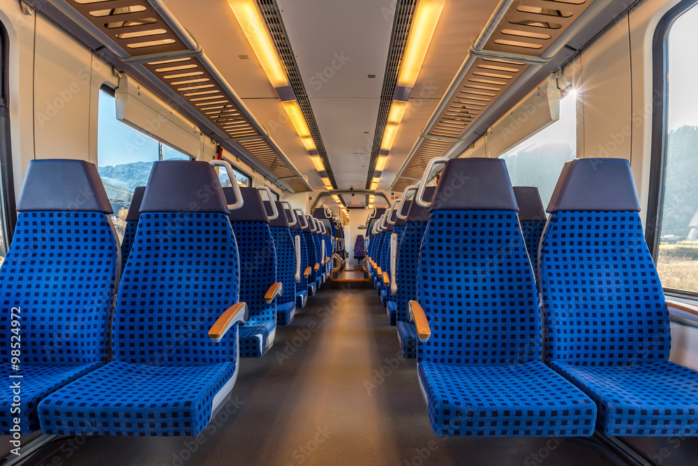 Obraz premium Wizerunek z wnętrzem niemieckiego pociągu granicznego. Nowoczesny pociąg z wygodnymi i kolorowymi krzesłami.