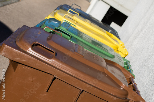 Mülltonnen am Straßenrand