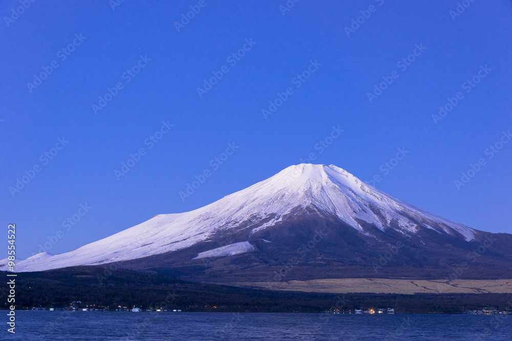 新雪の富士山と山中湖