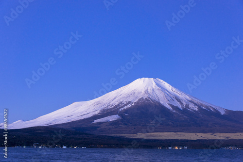 新雪の富士山と山中湖
