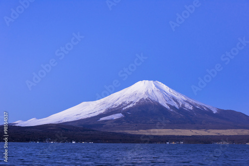 新雪の富士山と山中湖