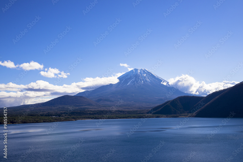 逆光の本栖湖と富士山