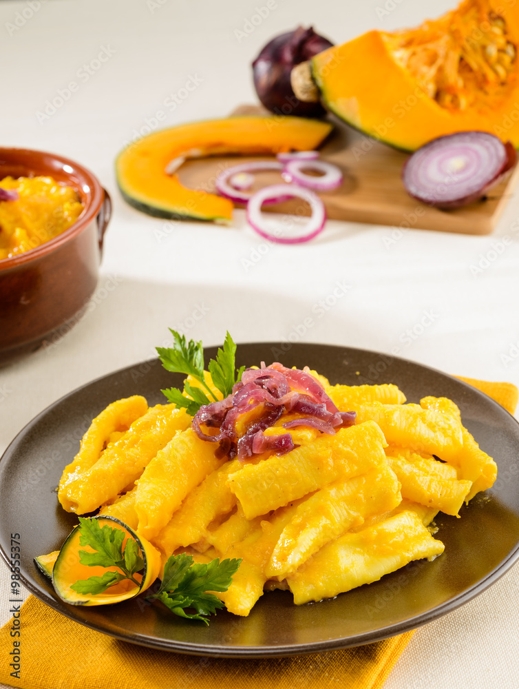 Maccheroni con zucca e cipolla rossa, pasta italiana, fuoco selettivo Maccheroni con zucca e cipolla rossa, pasta italiana, fuoco selettivo
