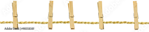 cinq pinces bois sur corde à linge en fibres végétales naturelles photo