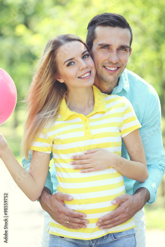 Young pregnant woman with h...