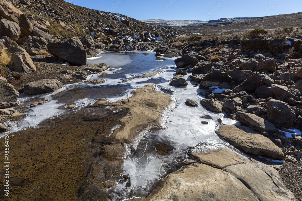 Fototapeta premium Frozen water between the rocks