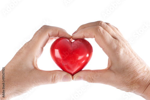 Hände halten rotes Herz