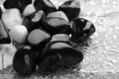 Fotografía Beautiful mineral stones on glass surface