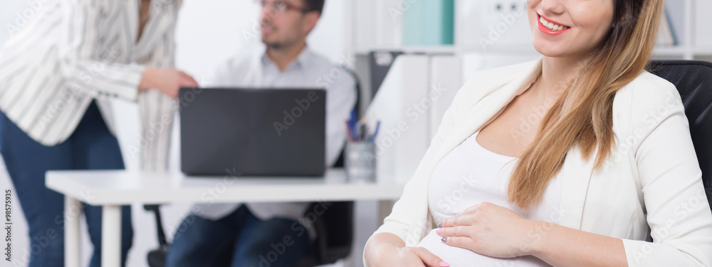 Obraz premium Pregnant woman at work