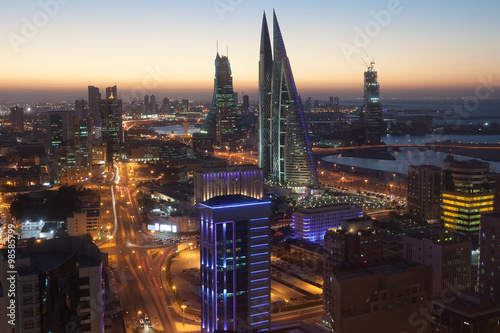 Manama City nocą Bahrajn