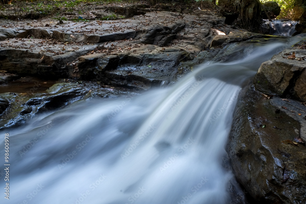 Obraz premium creek flowing over the rocks