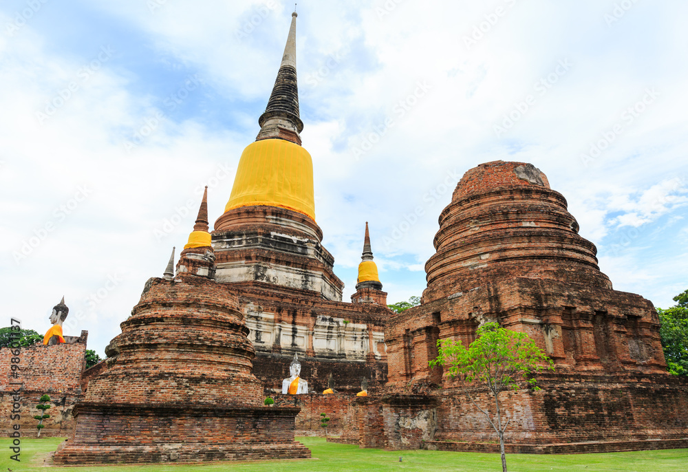 Fototapeta premium The big pagoda in Wat Yaichaimongkol Buddhist temple in the city