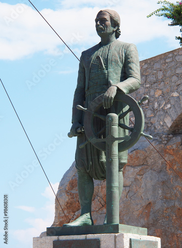 Statue de Capitaine Miaoulis dans le Port de Hydra photo