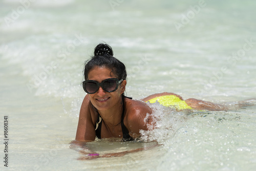 Frau entspannt im seichten Wasser in Kuba © mabofoto@icloud.com