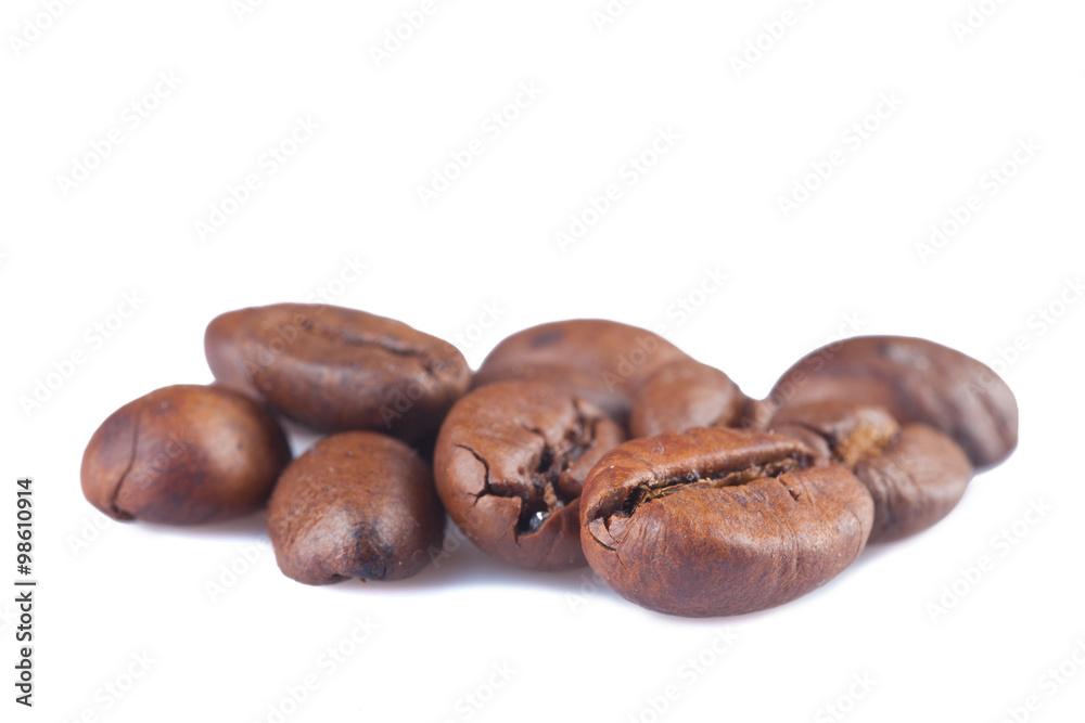 Kaffeebohnen auf weißem Hintergrund Kaffeebohnen auf weißem Hintergrund