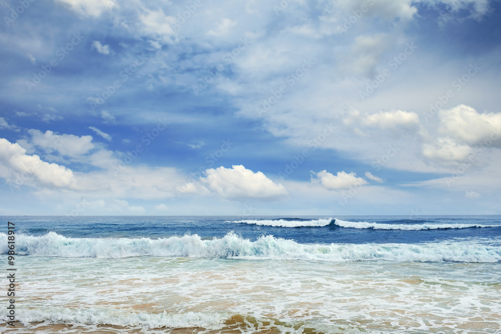 Fototapeta premium Ocean waves and blue sky