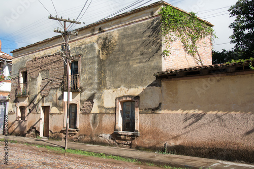 Casa con daños en su fachada en Mascota Jalisco.