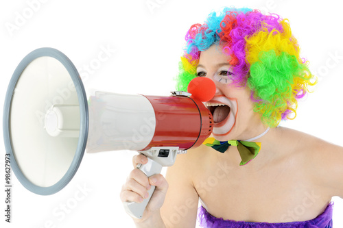 Clown in Kostüm zu Karneval, Fasching oder Fastnacht brüllt und schreit in Megaphon 